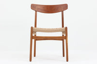 CH23は1950年、ウェグナーがCarl Hansen&Son社のためにデザインした最初の椅子コレクションの1つです。繊細でありながらも力強いデザインが特徴で、手作りの職人技で作り上げられた無垢の木材が、チェアに優雅で自然な風合いをもたらします。特に背もたれと後ろ脚の繋ぎ目は、そのデザインの特徴となっており、独自性とクラフトマンシップの見本と言えるでしょう。CH23ダイニングチェアは、2017年にCarl Hansen&Son社より復刻されましたが、チーク×オーク材のモデルはビンテージ品でのみ入手可能となっています。