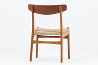 CH23は1950年、ウェグナーがCarl Hansen&Son社のためにデザインした最初の椅子コレクションの1つです。繊細でありながらも力強いデザインが特徴で、手作りの職人技で作り上げられた無垢の木材が、チェアに優雅で自然な風合いをもたらします。特に背もたれと後ろ脚の繋ぎ目は、そのデザインの特徴となっており、独自性とクラフトマンシップの見本と言えるでしょう。CH23ダイニングチェアは、2017年にCarl Hansen&Son社より復刻されましたが、チーク×オーク材のモデルはビンテージ品でのみ入手可能となっています。