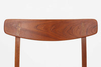 CH23は1950年、ウェグナーがCarl Hansen&Son社のためにデザインした最初の椅子コレクションの1つです。繊細でありながらも力強いデザインが特徴で、手作りの職人技で作り上げられた無垢の木材が、チェアに優雅で自然な風合いをもたらします。特に背もたれと後ろ脚の繋ぎ目は、そのデザインの特徴となっており、独自性とクラフトマンシップの見本と言えるでしょう。CH23ダイニングチェアは、2017年にCarl Hansen&Son社より復刻されましたが、チーク×オーク材のモデルはビンテージ品でのみ入手可能となっています。