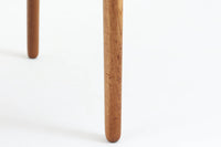 CH23は1950年、ウェグナーがCarl Hansen&Son社のためにデザインした最初の椅子コレクションの1つです。繊細でありながらも力強いデザインが特徴で、手作りの職人技で作り上げられた無垢の木材が、チェアに優雅で自然な風合いをもたらします。特に背もたれと後ろ脚の繋ぎ目は、そのデザインの特徴となっており、独自性とクラフトマンシップの見本と言えるでしょう。CH23ダイニングチェアは、2017年にCarl Hansen&Son社より復刻されましたが、チーク×オーク材のモデルはビンテージ品でのみ入手可能となっています。