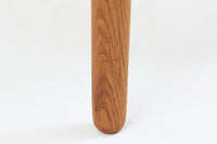 CH23は1950年、ウェグナーがCarl Hansen&Son社のためにデザインした最初の椅子コレクションの1つです。繊細でありながらも力強いデザインが特徴で、手作りの職人技で作り上げられた無垢の木材が、チェアに優雅で自然な風合いをもたらします。特に背もたれと後ろ脚の繋ぎ目は、そのデザインの特徴となっており、独自性とクラフトマンシップの見本と言えるでしょう。CH23ダイニングチェアは、2017年にCarl Hansen&Son社より復刻されましたが、チーク×オーク材のモデルはビンテージ品でのみ入手可能となっています。