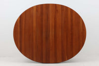 デンマークより買い付けたエクステンションダイニングテーブルです。優しい雰囲気を感じる事が出来るオーバル型の天板です。製造メーカーは分かりませんが、チーク無垢材が使用されておりクオリティーの高い作品です。