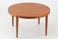 デンマークより買い付けたセンターテーブルです。名工「Haslev」社の物で希少な円形のモデルです。シンプルながらもしっかりとした造りを感じます。