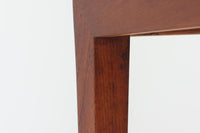 北欧ビンテージ家具の代表的な一つ、Severin Hansen Jr.デザインのセンターテーブルです。このテーブルは、Denmarkの名門家具メーカーであるHaslev社によって製造されています。特に脚のジョイントが特徴的であり、上質なチーク材が使用されています。シンプルでありながらも洗練されたデザインで、どんなインテリアにも調和し、すっきりとした空間を演出します。