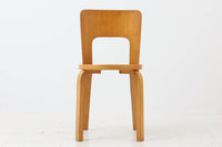 北欧より買い付けたアルヴァ・アアルトデザインNo66チェアです。経年により色味が濃くなったバーチ材が魅力的です。マイナスビスが使用された古いタイプは現地でも少なくなってきております。