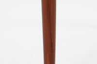 北欧より買い付けた小ぶりな片袖デスクです。片袖のデザインは、スタイリッシュかつコンパクトながら、十分な作業スペースを提供します。お子様の学習机としてもお使い頂けます。良質なチーク材が使用されており、綺麗な木目が特徴的です。