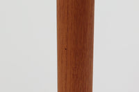 北欧から買い付けた、Hans J. Wegnerによるデザインのエクステンションダイニングテーブル、Andreas Tuck社製のAT316をご紹介します。このテーブルは1960年代頃にデザインされ、通常は最大4人が座ることができますが、エクステンション時には最大8人まで使用可能です。チーク材を使用した高級感あふれるテーブルは、現地デンマークで長く使用されていたものです。塗装の剥離と再塗装を施していますが、天板と拡張板にわずかな色味の差があります。しかしこれは使用するうちに目立たなくなるでしょう。時を経てもなお、美しいデザインと実用性を兼ね備えた、特別な一品です。