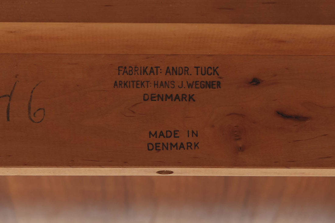 北欧から買い付けた、Hans J. Wegnerによるデザインのエクステンションダイニングテーブル、Andreas Tuck社製のAT316をご紹介します。このテーブルは1960年代頃にデザインされ、通常は最大4人が座ることができますが、エクステンション時には最大8人まで使用可能です。チーク材を使用した高級感あふれるテーブルは、現地デンマークで長く使用されていたものです。塗装の剥離と再塗装を施していますが、天板と拡張板にわずかな色味の差があります。しかしこれは使用するうちに目立たなくなるでしょう。時を経てもなお、美しいデザインと実用性を兼ね備えた、特別な一品です。