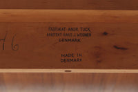 北欧から買い付けた、Hans J. Wegnerによるデザインのエクステンションダイニングテーブル、Andreas Tuck社製のAT316をご紹介します。このテーブルは1960年代頃にデザインされ、通常は最大4人が座ることができますが、エクステンション時には最大8人まで使用可能です。チーク材を使用した高級感あふれるテーブルは、現地デンマークで長く使用されていたものです。塗装の剥離と再塗装を施していますが、天板と拡張板にわずかな色味の差があります。しかしこれは使用するうちに目立たなくなるでしょう。時を経てもなお、美しいデザインと実用性を兼ね備えた、特別な一品です。