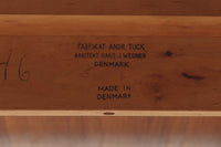 北欧から買い付けた、Hans J. Wegnerによるデザインのエクステンションダイニングテーブル、Andreas Tuck社製のAT316をご紹介します。このテーブルは1960年代頃にデザインされ、通常は最大4人が座ることができますが、エクステンション時には最大8人まで使用可能です。チーク材を使用した高級感あふれるテーブルは、現地デンマークで長く使用されていたものです。塗装の剥離と再塗装を施していますが、天板と拡張板にわずかな色味の差があります。しかしこれは使用するうちに目立たなくなるでしょう。時を経てもなお、美しいデザインと実用性を兼ね備えた、特別な一品です。