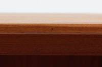 北欧で見つけた両袖デスクは、シンプルでありながらも洗練されたデザインが印象的です。機能性を重視しつつも、北欧らしい温かみと天板や脚が浮いたようなスタイリッシュなデザインが見事に調和しています。仕事や勉強のスペースとしてだけでなく、部屋全体のアクセントとしても素晴らしい存在感を発揮します。この両袖デスクは、機能性と美しさが見事に融合し、空間全体にモダンで温かい雰囲気をもたらしています。