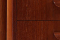 北欧で見つけた両袖デスクは、シンプルでありながらも洗練されたデザインが印象的です。機能性を重視しつつも、北欧らしい温かみと天板や脚が浮いたようなスタイリッシュなデザインが見事に調和しています。仕事や勉強のスペースとしてだけでなく、部屋全体のアクセントとしても素晴らしい存在感を発揮します。この両袖デスクは、機能性と美しさが見事に融合し、空間全体にモダンで温かい雰囲気をもたらしています。