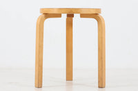 北欧より買い付けたアアルトデザインの1970年~1980年代頃に製造されたと思われるスツールです。座面に経年変化が楽しめるリノリウム素材が使用されています。経年により色味が濃くなったバーチ材が魅力的です。