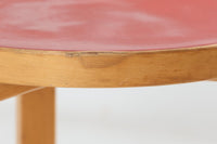 北欧より買い付けたアアルトデザインの1970年~1980年代頃に製造されたと思われるスツールです。座面に経年変化が楽しめるリノリウム素材が使用されています。経年により色味が濃くなったバーチ材が魅力的です。