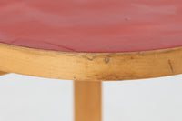 北欧より買い付けたアアルトデザインの1970年~1980年代頃に製造されたと思われるスツールです。座面に経年変化が楽しめるリノリウム素材が使用されています。経年により色味が濃くなったバーチ材が魅力的です。