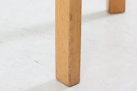 北欧より買い付けたアアルトデザインの1970年~1980年代頃に製造されたと思われるスツールです。座面に経年変化が楽しめるリノリウム素材が使用されています。経年により色味が濃くなったバーチ材が魅力的です。