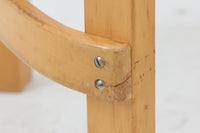 北欧より買い付けたアアルトデザインの1960~1970年代頃に製造されたと思われるハイチェアです。座面に経年変化が楽しめるリノリウム素材が使用されています。経年により色味が濃くなったバーチ材が魅力的です。マイナスビスが使用された古いタイプは現地でも少なくなってきております。