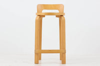 北欧より買い付けたアアルトデザインの1960~1970年代頃に製造されたと思われるハイチェアです。座面に経年変化が楽しめるリノリウム素材が使用されています。経年により色味が濃くなったバーチ材が魅力的です。マイナスビスが使用された古いタイプは現地でも少なくなってきております。