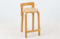 北欧より買い付けたアアルトデザインの1960~1970年代頃に製造されたと思われるハイチェアです。座面に経年変化が楽しめるリノリウム素材が使用されています。経年により色味が濃くなったバーチ材が魅力的です。マイナスビスが使用された古いタイプは現地でも少なくなってきております。