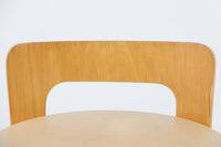 北欧より買い付けたアアルトデザインの1960~1970年代頃に製造されたと思われるハイチェアです。座面に経年変化が楽しめるリノリウム素材が使用されています。経年により色味が濃くなったバーチ材が魅力的です。マイナスビスが使用された古いタイプは現地でも少なくなってきております。