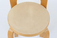 北欧より買い付けたアアルトデザインの1960~1970年代頃に製造されたと思われるハイチェアです。座面に経年変化が楽しめるリノリウム素材が使用されています。経年により色味が濃くなったバーチ材が魅力的です。マイナスビスが使用された古いタイプは現地でも少なくなってきております。