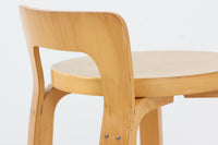 北欧より買い付けたアアルトデザインの1960~1970年代頃に製造されたと思われるハイチェアです。座面に経年変化が楽しめるリノリウム素材が使用されています。経年により色味が濃くなったバーチ材が魅力的です。マイナスビスが使用された古いタイプは現地でも少なくなってきております。