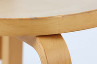 北欧より買い付けたアアルトデザインの1960~1970年代頃に製造されたと思われるハイチェアです。座面に経年変化が楽しめるリノリウム素材が使用されています。経年により色味が濃くなったバーチ材が魅力的です。マイナスビスが使用された古いタイプは現地でも少なくなってきております。