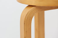 北欧より買い付けたアアルトデザインの1960~1970年代頃に製造されたと思われるハイチェアです。座面に経年変化が楽しめるリノリウム素材が使用されています。経年により色味が濃くなったバーチ材が魅力的です。マイナスビスが使用された古いタイプは現地でも少なくなってきております。