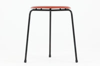 1954年、デンマークのデザイナー、Arne Jacobsen(アルネ・ヤコブセン)によって発表された3本脚のスツール、「DOT(ドット)」。このスツールは、ヤコブセンが手がけた「ルードブレ市庁舎」のロビーで待合席として使用されていました。1970年には4本脚のバージョンも登場しましたが、3本脚のモデルは同年に廃盤となり、現在はビンテージ品のみで入手可能です。オフィスや自宅での日常的な使用はもちろん、予備の椅子としても便利なこのスツールは、シンプルなデザインが魅力です。座面の中央がわずかにくぼんでおり、座った際にフィット感を生み出します。シンプルながらもヤコブセンのこだわりが感じられ、また、単なるスツールとしてだけでなく、ソファの横に置いて本や小物を置くサイドテーブルとしても活用できます。前オーナーによってリペイントされています。座面裏には薄っすらとFritz Hansen社の刻印がございます。