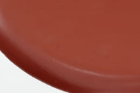 1954年、デンマークのデザイナー、Arne Jacobsen(アルネ・ヤコブセン)によって発表された3本脚のスツール、「DOT(ドット)」。このスツールは、ヤコブセンが手がけた「ルードブレ市庁舎」のロビーで待合席として使用されていました。1970年には4本脚のバージョンも登場しましたが、3本脚のモデルは同年に廃盤となり、現在はビンテージ品のみで入手可能です。オフィスや自宅での日常的な使用はもちろん、予備の椅子としても便利なこのスツールは、シンプルなデザインが魅力です。座面の中央がわずかにくぼんでおり、座った際にフィット感を生み出します。シンプルながらもヤコブセンのこだわりが感じられ、また、単なるスツールとしてだけでなく、ソファの横に置いて本や小物を置くサイドテーブルとしても活用できます。前オーナーによってリペイントされています。座面裏には薄っすらとFritz Hansen社の刻印がございます。