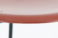 1954年、デンマークのデザイナー、Arne Jacobsen(アルネ・ヤコブセン)によって発表された3本脚のスツール、「DOT(ドット)」。このスツールは、ヤコブセンが手がけた「ルードブレ市庁舎」のロビーで待合席として使用されていました。1970年には4本脚のバージョンも登場しましたが、3本脚のモデルは同年に廃盤となり、現在はビンテージ品のみで入手可能です。オフィスや自宅での日常的な使用はもちろん、予備の椅子としても便利なこのスツールは、シンプルなデザインが魅力です。座面の中央がわずかにくぼんでおり、座った際にフィット感を生み出します。シンプルながらもヤコブセンのこだわりが感じられ、また、単なるスツールとしてだけでなく、ソファの横に置いて本や小物を置くサイドテーブルとしても活用できます。前オーナーによってリペイントされています。座面裏には薄っすらとFritz Hansen社の刻印がございます。