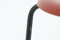 1954年、デンマークのデザイナー、Arne Jacobsen(アルネ・ヤコブセン)によって発表された3本脚のスツール、「DOT(ドット)」。このスツールは、ヤコブセンが手がけた「ルードブレ市庁舎」のロビーで待合席として使用されていました。1970年には4本脚のバージョンも登場しましたが、3本脚のモデルは同年に廃盤となり、現在はビンテージ品のみで入手可能です。オフィスや自宅での日常的な使用はもちろん、予備の椅子としても便利なこのスツールは、シンプルなデザインが魅力です。座面の中央がわずかにくぼんでおり、座った際にフィット感を生み出します。シンプルながらもヤコブセンのこだわりが感じられ、また、単なるスツールとしてだけでなく、ソファの横に置いて本や小物を置くサイドテーブルとしても活用できます。前オーナーによってリペイントされています。座面裏には薄っすらとFritz Hansen社の刻印がございます。