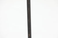 1954年、デンマークのデザイナー、Arne Jacobsen(アルネ・ヤコブセン)によって発表された3本脚のスツール、「DOT(ドット)」。このスツールは、ヤコブセンが手がけた「ルードブレ市庁舎」のロビーで待合席として使用されていました。1970年には4本脚のバージョンも登場しましたが、3本脚のモデルは同年に廃盤となり、現在はビンテージ品のみで入手可能です。オフィスや自宅での日常的な使用はもちろん、予備の椅子としても便利なこのスツールは、シンプルなデザインが魅力です。座面の中央がわずかにくぼんでおり、座った際にフィット感を生み出します。シンプルながらもヤコブセンのこだわりが感じられ、また、単なるスツールとしてだけでなく、ソファの横に置いて本や小物を置くサイドテーブルとしても活用できます。前オーナーによってリペイントされています。座面裏には薄っすらとFritz Hansen社の刻印がございます。