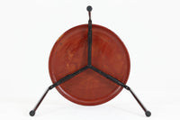 1954年、デンマークのデザイナー、Arne Jacobsen(アルネ・ヤコブセン)によって発表された3本脚のスツール、「DOT(ドット)」。このスツールは、ヤコブセンが手がけた「ルードブレ市庁舎」のロビーで待合席として使用されていました。1970年には4本脚のバージョンも登場しましたが、3本脚のモデルは同年に廃盤となり、現在はビンテージ品のみで入手可能です。オフィスや自宅での日常的な使用はもちろん、予備の椅子としても便利なこのスツールは、シンプルなデザインが魅力です。座面の中央がわずかにくぼんでおり、座った際にフィット感を生み出します。シンプルながらもヤコブセンのこだわりが感じられ、また、単なるスツールとしてだけでなく、ソファの横に置いて本や小物を置くサイドテーブルとしても活用できます。前オーナーによってリペイントされています。座面裏には薄っすらとFritz Hansen社の刻印がございます。