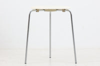 FritzHansen社製のドットスツールです。現行品には無い、3本脚の古いモデル。希少価値の高い物です。