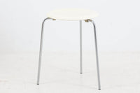 FritzHansen社製のドットスツールです。現行品には無い、3本脚の古いモデル。希少価値の高い物です。