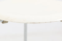 FritzHansen社製のドットスツールです。現行品には無い、3本脚の古いモデル。希少価値の高い物です。