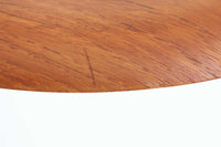 1954年、デンマークのデザイナー、Arne Jacobsen(アルネ・ヤコブセン)によって発表された3本脚のスツール、「DOT(ドット)」。このスツールは、ヤコブセンが手がけた「ルードブレ市庁舎」のロビーで待合席として使用されていました。1970年には4本脚のバージョンも登場しましたが、3本脚のモデルは同年に廃盤となり、現在はビンテージ品のみで入手可能です。オフィスや自宅での日常的な使用はもちろん、予備の椅子としても便利なこのスツールは、シンプルなデザインが魅力です。座面の中央がわずかにくぼんでおり、座った際にフィット感を生み出します。シンプルながらもヤコブセンのこだわりが感じられ、また、単なるスツールとしてだけでなく、ソファの横に置いて本や小物を置くサイドテーブルとしても活用できます。座面裏には薄っすらとFritz Hansen社の刻印がございます。