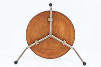 1954年、デンマークのデザイナー、Arne Jacobsen(アルネ・ヤコブセン)によって発表された3本脚のスツール、「DOT(ドット)」。このスツールは、ヤコブセンが手がけた「ルードブレ市庁舎」のロビーで待合席として使用されていました。1970年には4本脚のバージョンも登場しましたが、3本脚のモデルは同年に廃盤となり、現在はビンテージ品のみで入手可能です。オフィスや自宅での日常的な使用はもちろん、予備の椅子としても便利なこのスツールは、シンプルなデザインが魅力です。座面の中央がわずかにくぼんでおり、座った際にフィット感を生み出します。シンプルながらもヤコブセンのこだわりが感じられ、また、単なるスツールとしてだけでなく、ソファの横に置いて本や小物を置くサイドテーブルとしても活用できます。座面裏には薄っすらとFritz Hansen社の刻印がございます。