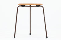 1954年、デンマークのデザイナー、Arne Jacobsen(アルネ・ヤコブセン)によって発表された3本脚のスツール、「DOT(ドット)」。このスツールは、ヤコブセンが手がけた「ルードブレ市庁舎」のロビーで待合席として使用されていました。1970年には4本脚のバージョンも登場しましたが、3本脚のモデルは同年に廃盤となり、現在はビンテージ品のみで入手可能です。オフィスや自宅での日常的な使用はもちろん、予備の椅子としても便利なこのスツールは、シンプルなデザインが魅力です。座面の中央がわずかにくぼんでおり、座った際にフィット感を生み出します。シンプルながらもヤコブセンのこだわりが感じられ、また、単なるスツールとしてだけでなく、ソファの横に置いて本や小物を置くサイドテーブルとしても活用できます。座面裏には薄っすらとFritz Hansen社の刻印がございます。