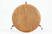 1954年、デンマークのデザイナー、Arne Jacobsen(アルネ・ヤコブセン)によって発表された3本脚のスツール、「DOT(ドット)」。このスツールは、ヤコブセンが手がけた「ルードブレ市庁舎」のロビーで待合席として使用されていました。1970年には4本脚のバージョンも登場しましたが、3本脚のモデルは同年に廃盤となり、現在はビンテージ品のみで入手可能です。オフィスや自宅での日常的な使用はもちろん、予備の椅子としても便利なこのスツールは、シンプルなデザインが魅力です。座面の中央がわずかにくぼんでおり、座った際にフィット感を生み出します。シンプルながらもヤコブセンのこだわりが感じられ、また、単なるスツールとしてだけでなく、ソファの横に置いて本や小物を置くサイドテーブルとしても活用できます。座面裏には薄っすらとFritz Hansen社の刻印がございます。