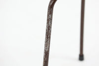 1954年、デンマークのデザイナー、Arne Jacobsen(アルネ・ヤコブセン)によって発表された3本脚のスツール、「DOT(ドット)」。このスツールは、ヤコブセンが手がけた「ルードブレ市庁舎」のロビーで待合席として使用されていました。1970年には4本脚のバージョンも登場しましたが、3本脚のモデルは同年に廃盤となり、現在はビンテージ品のみで入手可能です。オフィスや自宅での日常的な使用はもちろん、予備の椅子としても便利なこのスツールは、シンプルなデザインが魅力です。座面の中央がわずかにくぼんでおり、座った際にフィット感を生み出します。シンプルながらもヤコブセンのこだわりが感じられ、また、単なるスツールとしてだけでなく、ソファの横に置いて本や小物を置くサイドテーブルとしても活用できます。座面裏には薄っすらとFritz Hansen社の刻印がございます。