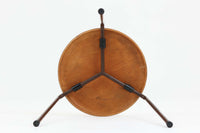 1954年、デンマークのデザイナー、Arne Jacobsen(アルネ・ヤコブセン)によって発表された3本脚のスツール、「DOT(ドット)」。このスツールは、ヤコブセンが手がけた「ルードブレ市庁舎」のロビーで待合席として使用されていました。1970年には4本脚のバージョンも登場しましたが、3本脚のモデルは同年に廃盤となり、現在はビンテージ品のみで入手可能です。オフィスや自宅での日常的な使用はもちろん、予備の椅子としても便利なこのスツールは、シンプルなデザインが魅力です。座面の中央がわずかにくぼんでおり、座った際にフィット感を生み出します。シンプルながらもヤコブセンのこだわりが感じられ、また、単なるスツールとしてだけでなく、ソファの横に置いて本や小物を置くサイドテーブルとしても活用できます。座面裏には薄っすらとFritz Hansen社の刻印がございます。