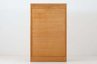 デンマークで長く使用されていたキャビネットです。経年により色味が濃くなったオーク材が魅力的です。そして何と言っても特徴は蛇腹式の扉。小ぶりでシンプルなフォルムですが、その扉を開けると沢山の引き出しや棚板があり、細かく分別して収納する事が出来ます。鍵付きで、大切な書類や物を保管したりと使い勝手が良さそうです。