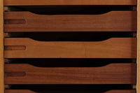 デンマークで長く使用されていたキャビネットです。経年により色味が濃くなったオーク材が魅力的です。そして何と言っても特徴は蛇腹式の扉。小ぶりでシンプルなフォルムですが、その扉を開けると沢山の引き出しや棚板があり、細かく分別して収納する事が出来ます。鍵付きで、大切な書類や物を保管したりと使い勝手が良さそうです。