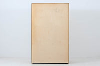 デンマークで長く使用されていたキャビネットです。経年により色味が濃くなったオーク材が魅力的です。そして何と言っても特徴は蛇腹式の扉。小ぶりでシンプルなフォルムですが、その扉を開けると沢山の引き出しや棚板があり、細かく分別して収納する事が出来ます。鍵付きで、大切な書類や物を保管したりと使い勝手が良さそうです。