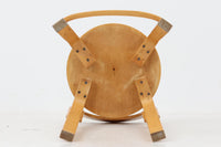 北欧より買い付けたアアルトデザインの1960~1970年代頃に製造されたと思われるハイチェアです。座面に経年変化が楽しめるリノリウム素材が使用されています。経年により色味が濃くなったバーチ材が魅力的です。マイナスビスが使用された古いタイプは現地でも少なくなってきております。