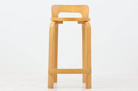 北欧より買い付けたアアルトデザインの1960~1970年代頃に製造されたと思われるハイチェアです。座面に経年変化が楽しめるリノリウム素材が使用されています。経年により色味が濃くなったバーチ材が魅力的です。マイナスビスが使用された古いタイプは現地でも少なくなってきております。