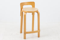 北欧より買い付けたアアルトデザインの1960~1970年代頃に製造されたと思われるハイチェアです。座面に経年変化が楽しめるリノリウム素材が使用されています。経年により色味が濃くなったバーチ材が魅力的です。マイナスビスが使用された古いタイプは現地でも少なくなってきております。