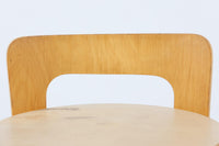 北欧より買い付けたアアルトデザインの1960~1970年代頃に製造されたと思われるハイチェアです。座面に経年変化が楽しめるリノリウム素材が使用されています。経年により色味が濃くなったバーチ材が魅力的です。マイナスビスが使用された古いタイプは現地でも少なくなってきております。